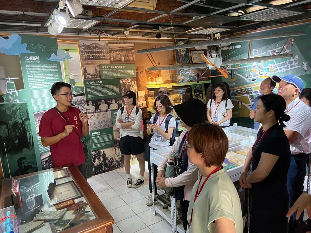 Director Zhao Jiaxiang explains the Permanent Exhibition on Military Dependents' Villages to the Taipei City Government Team. (Photo / Courtesy of Taichung City Government Tourism and Travel Bureau)